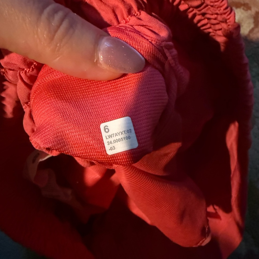 lululemon athletica hotty hot shorts - Picture 7 of 7